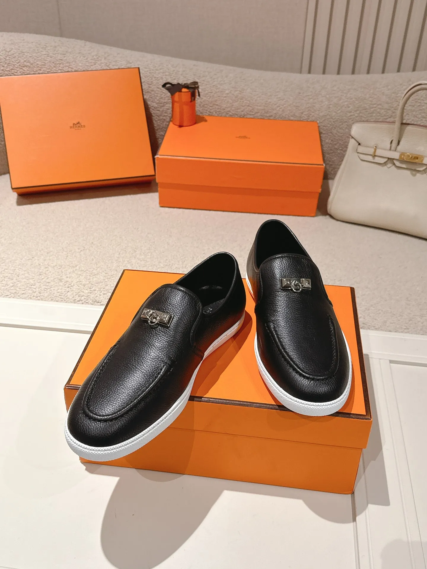 Men's Men's Shoes 600💰 Hermes# Couple Studded Loafers Calfskin and suede goatskin lace-up free sneakers with signature "H" detail. The design is simple and smooth, creating a fashionable urban look. It is comfortable and versatile. H family classics are not outdated, and the delivery counter is exquisitely packaged🛍📦 Fabric: Original customized imported first-layer cowhide/cow down Lining: Imported soft sheepskin Sole: Original open-molded anti-slip TPU material Size: 35-45